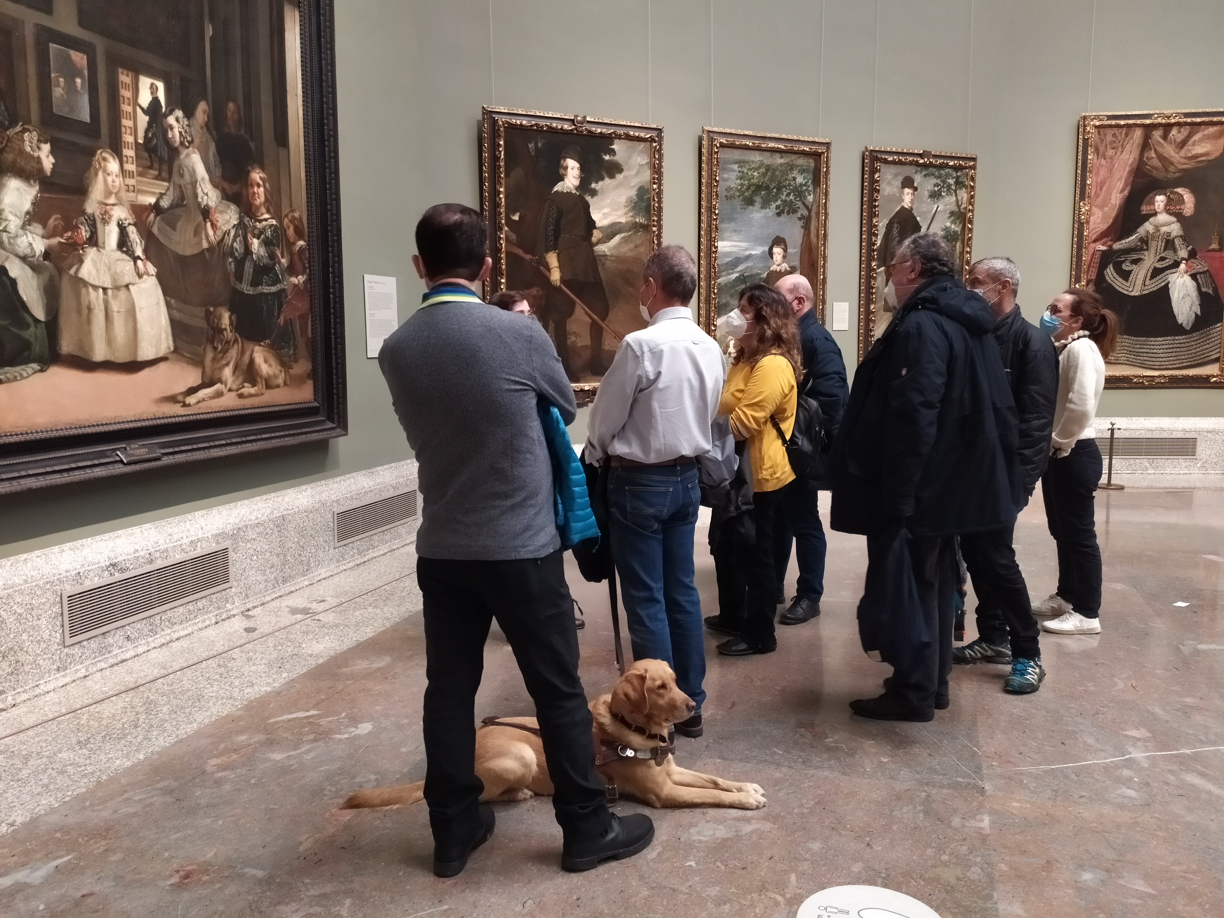 Imagen de personas con discapacidad visual ante una exposición de Velázquez en la que se ve el cuadro de 'Las Meninas'