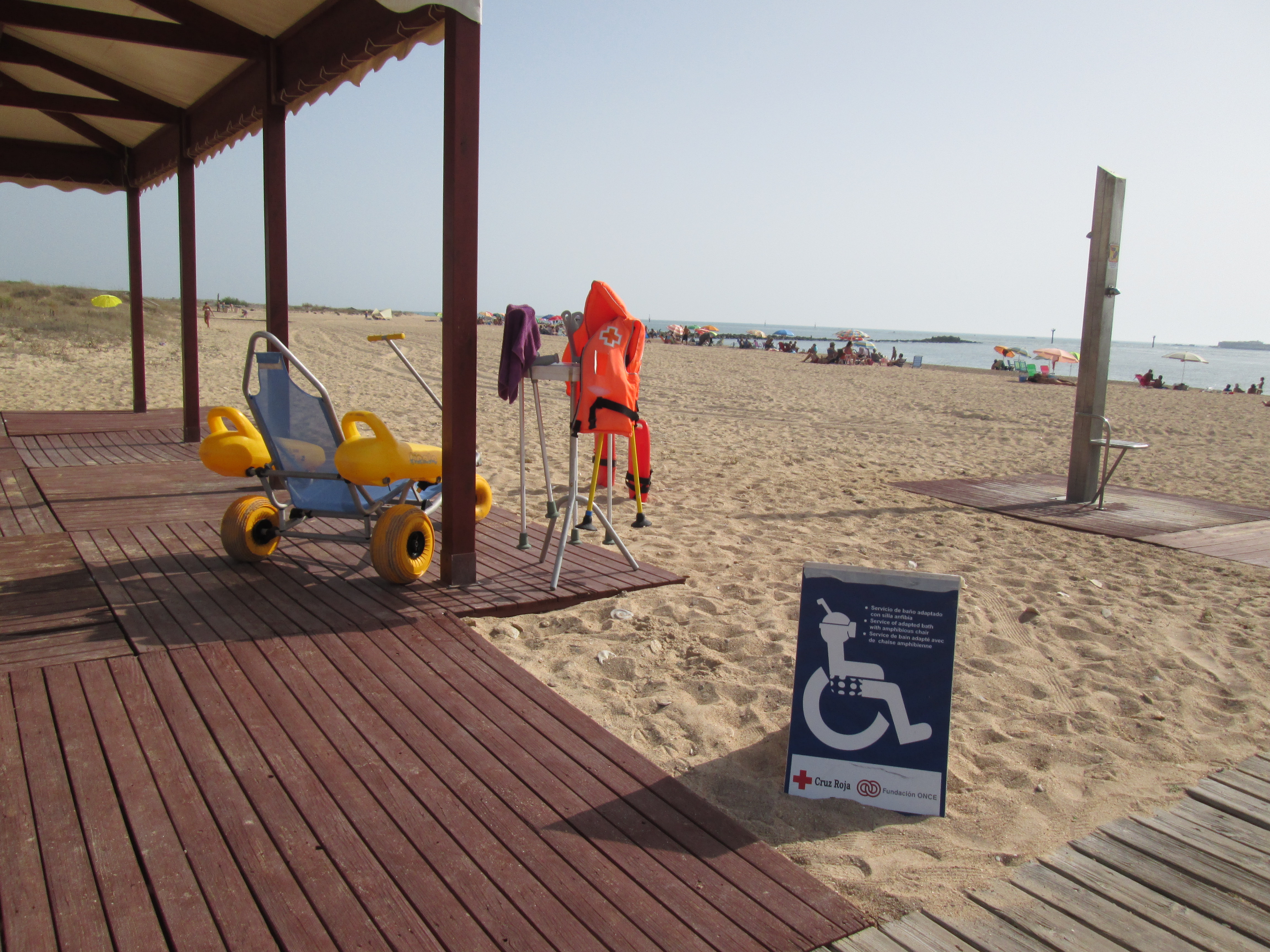 Imagen de una playa con servicio de baño adaptado con silla anfibia