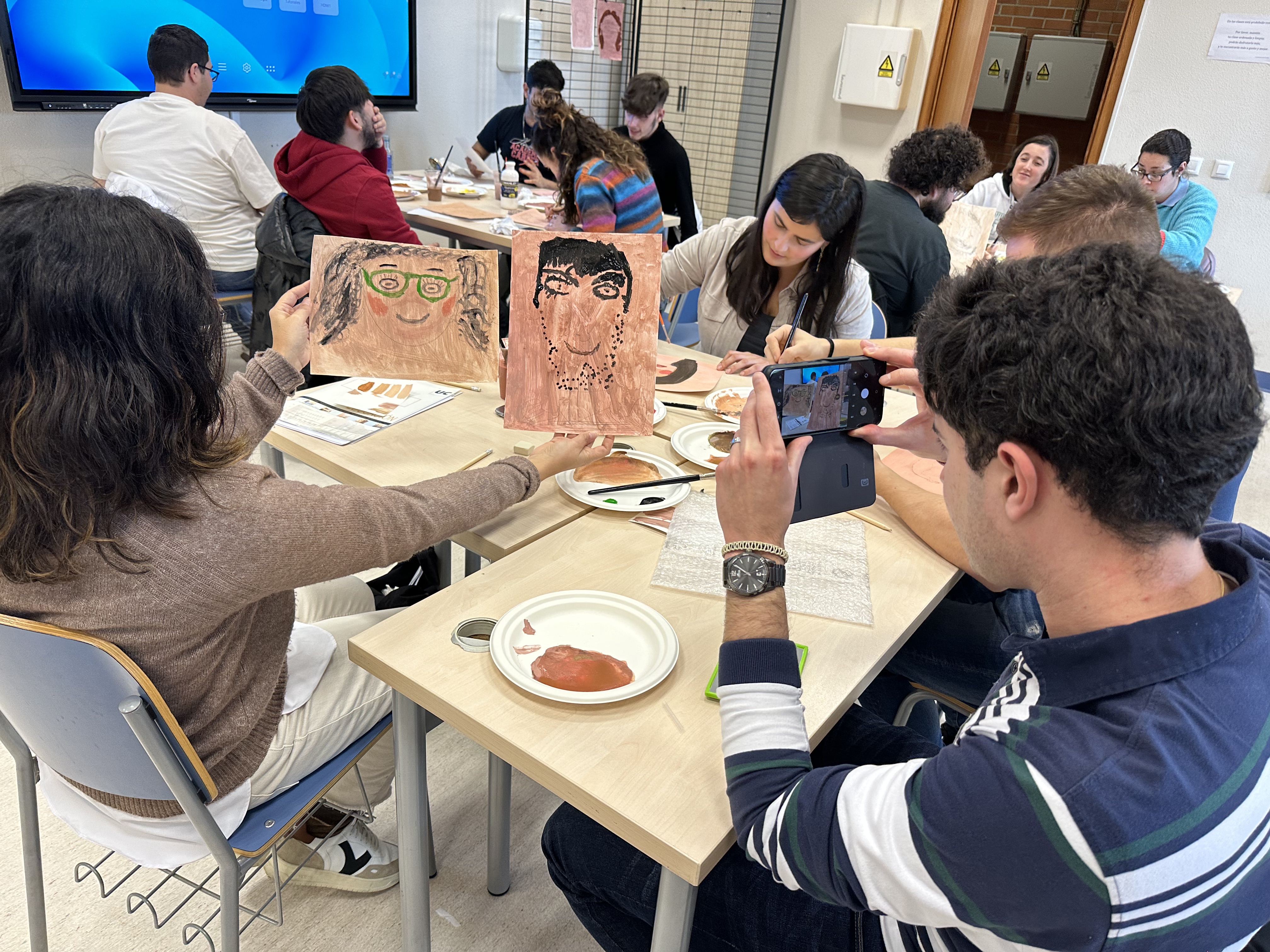 Foto de alumnos UniDiversidad durante el taller con la artista Angelica Dass, llevado a cabo con motivo de la celebración de los Derechos Humanos en la Universidad de Cantabria