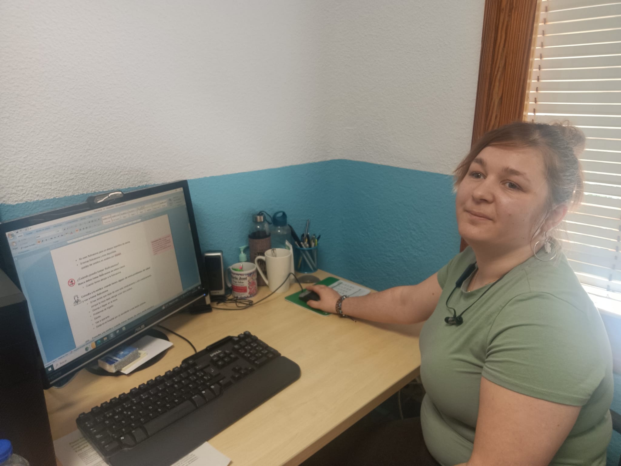 Foto de Irina trabajando con el ordenador