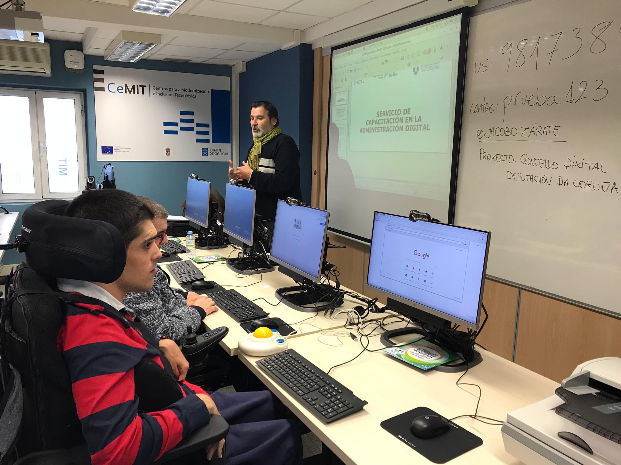 Jorge con compañeros en una clase con ordenadores