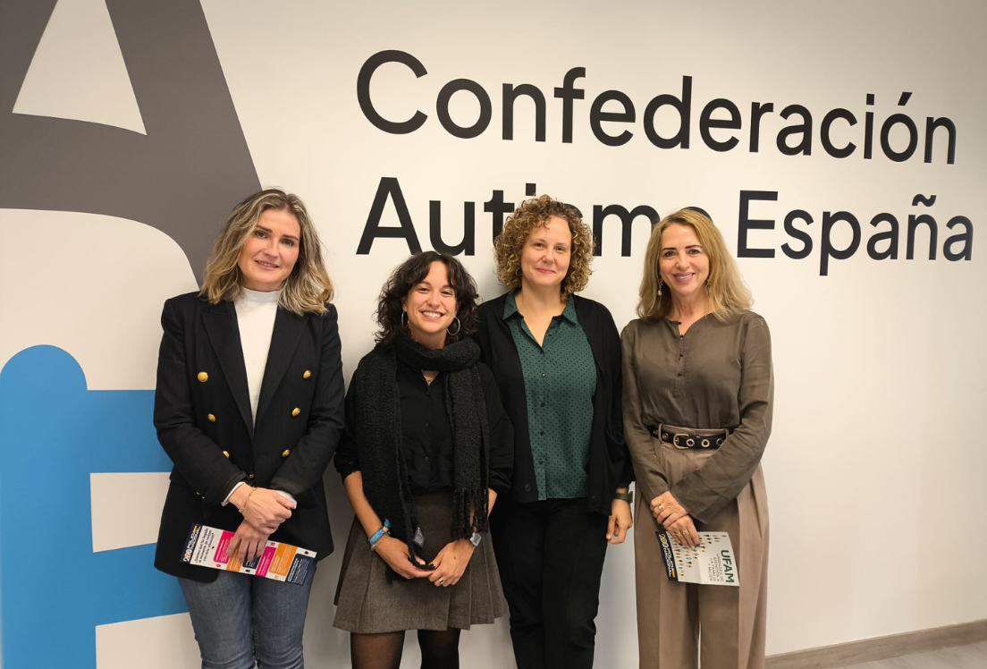 Foto en la que aparecen, de izquierda a derecha, Noelia Revuelta, policía de la Unidad de Atención a la Familia y Mujer (UFAM) de la Policía Nacional; María Verde, psicóloga del área de Investigación de Autismo España; Ruth Vidriales, directora técnica de la Confederación; María del Carmen Pavón, facultativa de UFAM