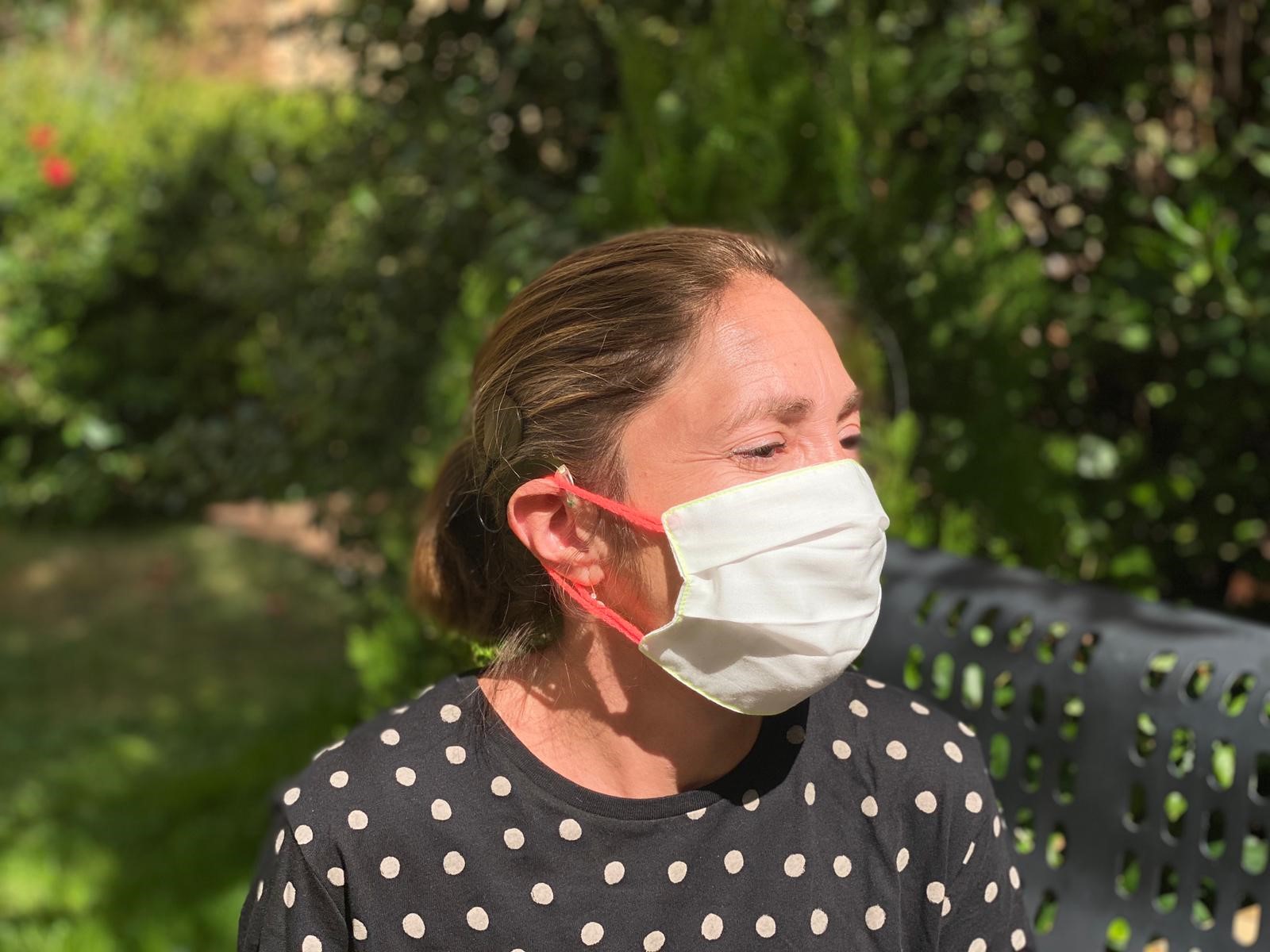 Imagen de Loli con mascarilla en un entorno verde