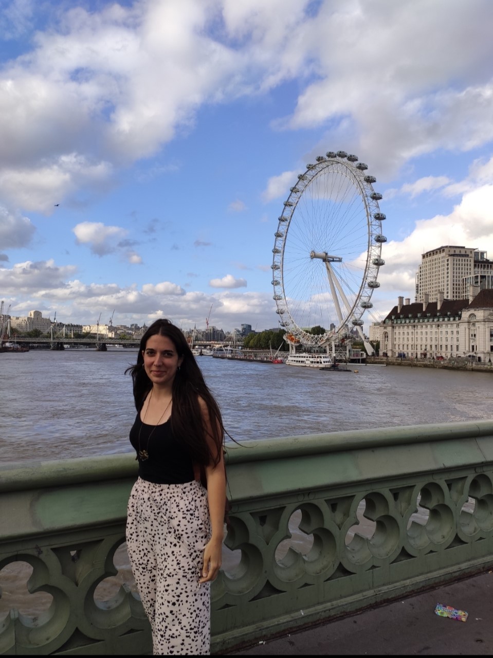Imagen de Elena, con el London Eye al fondo