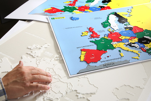 Foto de un mapa de Europa en relieve y braille