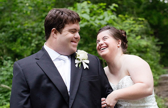 Dos personas con síndrome de Down el día de su boda