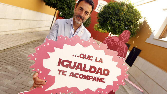 Imagen de M. Lorente con un cartel en el que se lee "...QUE LA IGUALDAD TE ACOMPAÑE"