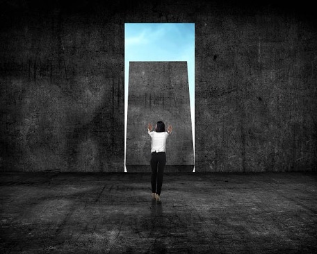 Imagen de pixabay.com en la que se ve a una persona de espaldas empujando una pared