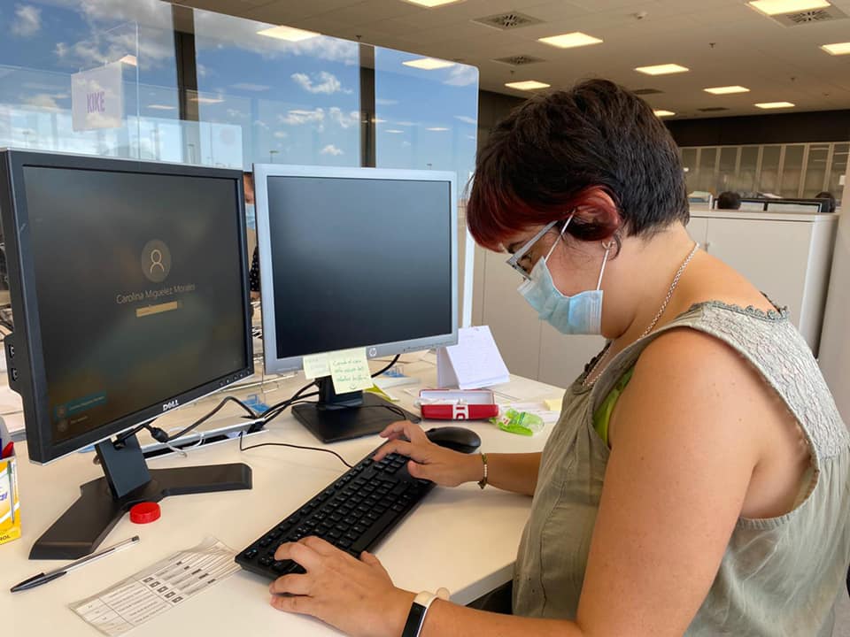 Foto de Carolina en una oficina ante el ordenador