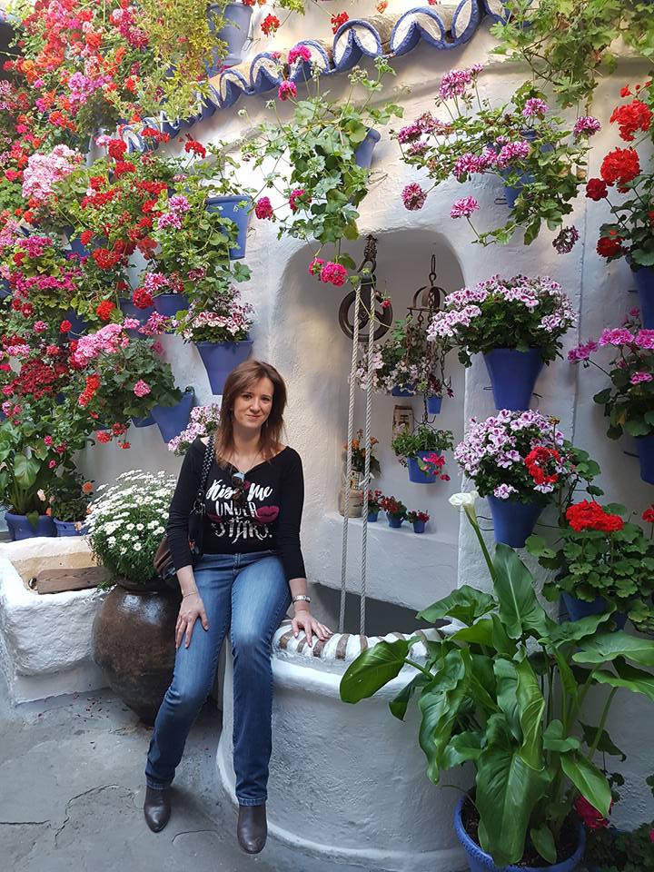 Natalia Peralta en un patio lleno de flores