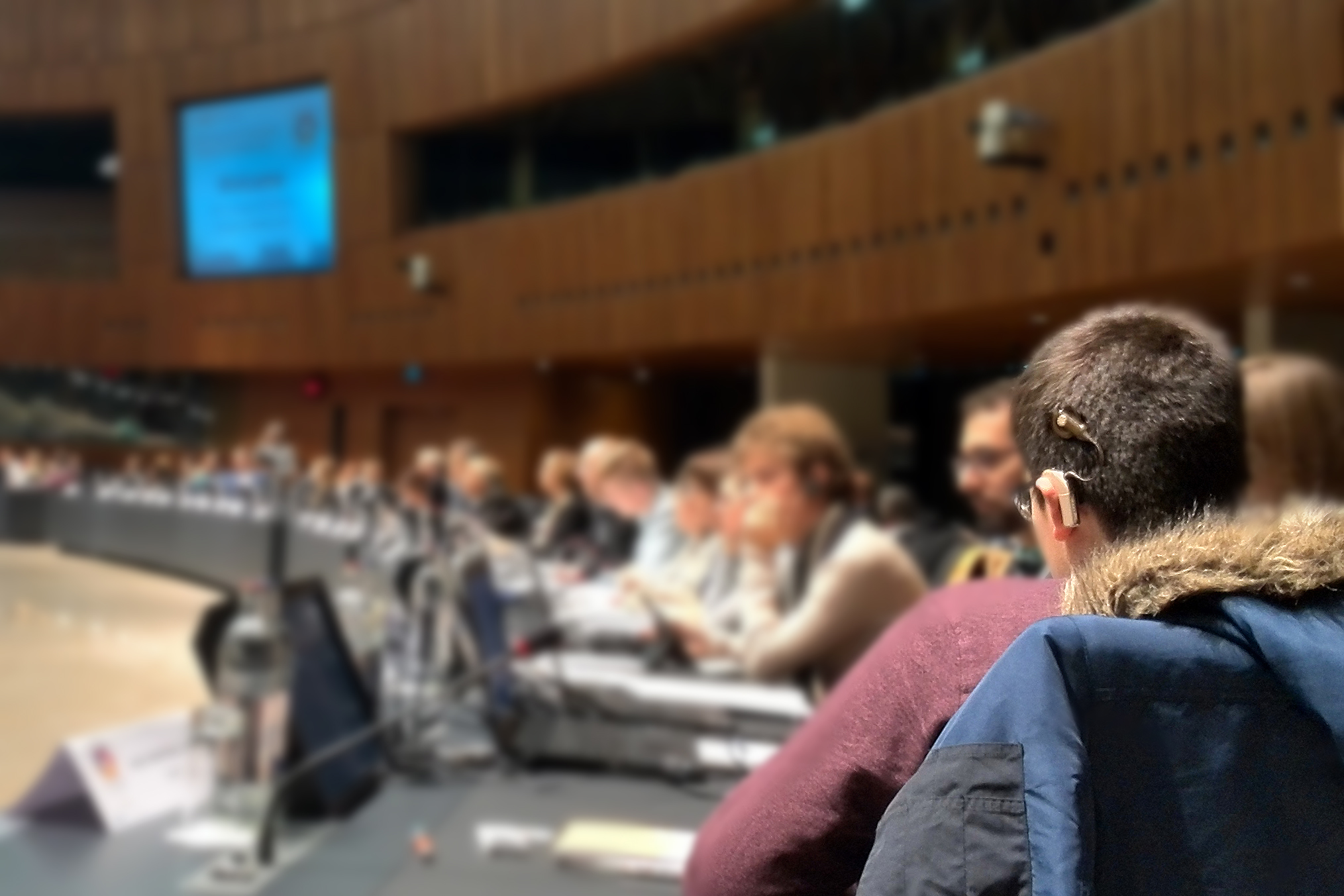 Foto de una persona con implante coclear en un congreso