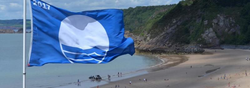 Una playa que luce bandera azul