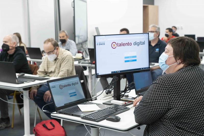 Imagen de alumnos recibiendo un curso en una de las aulas de Por Talento Digital