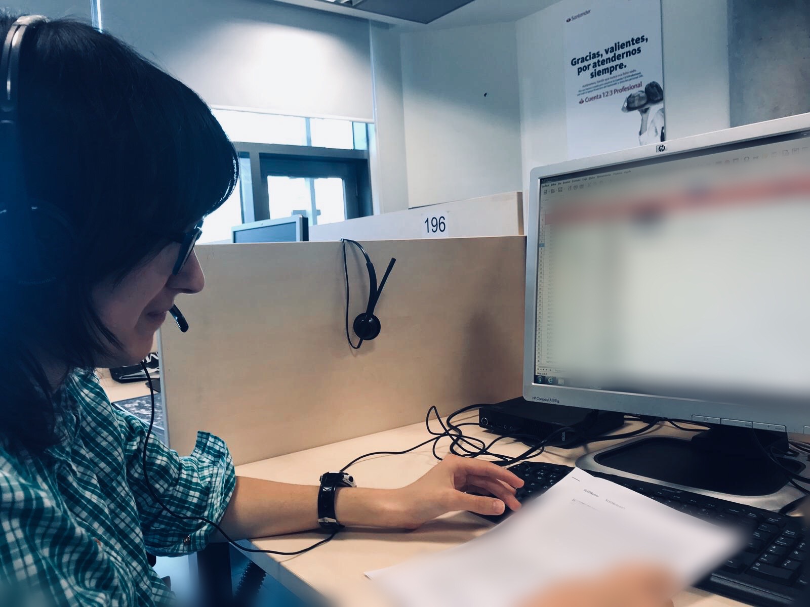 Laura trabajando en un escritorio