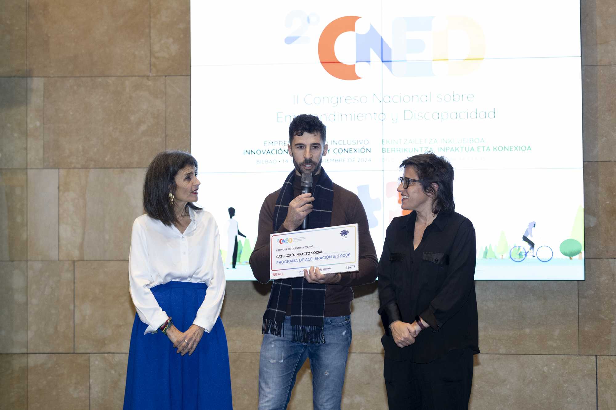Foto de Eloy recogiendo en premio durante el congreso