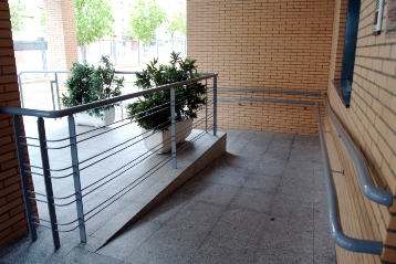 Foto de una rampa de acceso a un edificio
