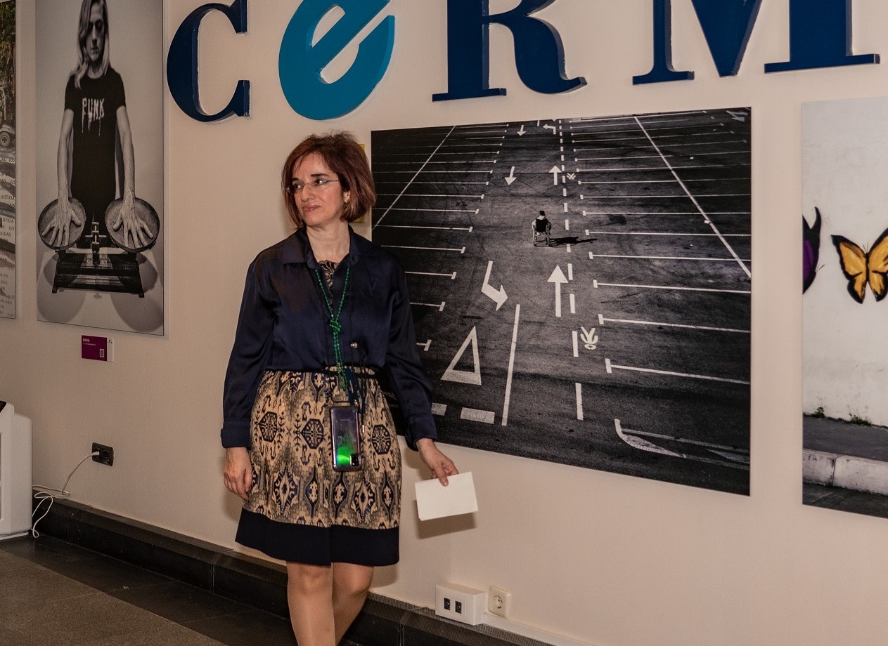 Foto de Pilar Villarino en una reunión con el Ministerio de Inclusión