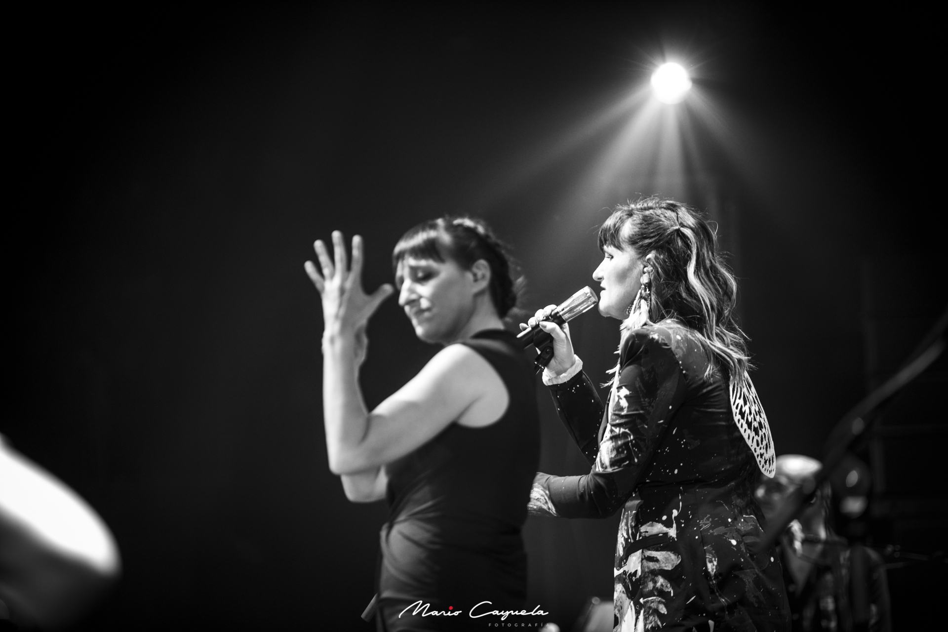 Foto de Bea y Rozalén en un concierto Wizink Center, en Madrid, hecha por Mario Pajuela