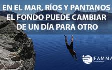 Foto de una persona zambulléndose en la que se lee: "En el mar, ríos y pantanos el fondo puede cambiar de un día para otro".