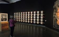 Mujer de espaldas mirando la exposición 