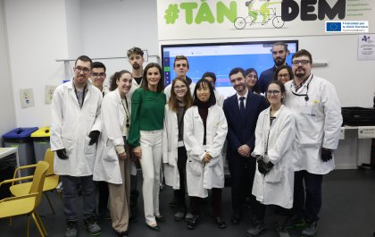 Foto de grupo de los alumnos de Tandem Algoritmo Verde con la reina Letizia, que les visitó tras la entrega de los Premios Discapnet