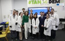 Foto de grupo de los alumnos de Tandem Algoritmo Verde con la reina Letizia, que les visitó tras la entrega de los Premios Discapnet