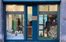 Puerta acristalada de la tienda de Angélica 