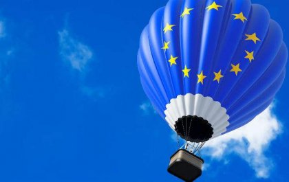 Imagen de un globo aerostático con el logo de la Unión Europea