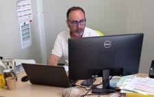 Antonio trabajando con pantallas de ordenador