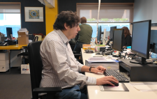Foto de Borja trabajando ante un ordenador 