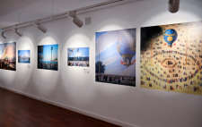 Pared de la exposición en la que se ven algunos cuadros