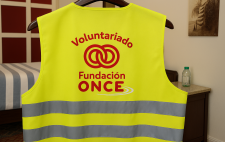 Foto de un chaleco del Servicio de Voluntariado de Fundación ONCE 