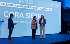 Cora recogiendo el Premio Por Talento al Emprendedor con Discapacidad 