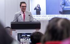 Javier interviniendo en atril el día de la entrega de becas 