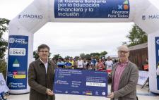 Foto de la entrega del cheque del dinero recaudado a Fundación ONCE