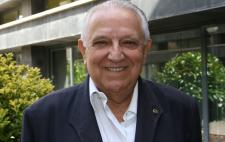 Pedro Cuesta en un exterior con zona verde