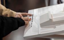 Imagen de una maqueta de un edificio construido por el estudio de Paloma, expuesta en la sala Cambio de Sentido de Fundación ONCE 