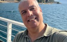 Javier Alvite sonriente de espaldas al mar