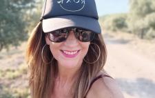 Foto de Eva sonriente con gorra y gafas de sol