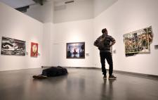 Hombre observando la exposición