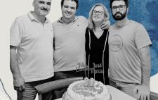 Foto en blanco y negro de José María y su familia ante una tarta