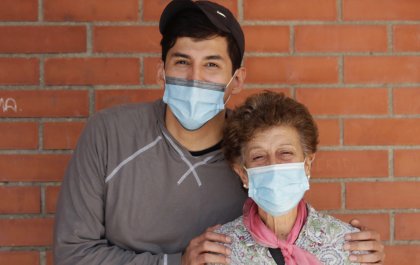 Foto de Luis junto a una mujer, en un servicio de voluntariado