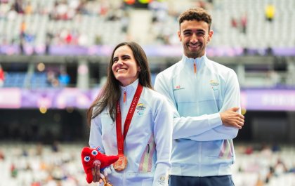 Foto de Alba, junto a su entrenador, posando con la medalla 