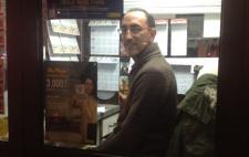 El autor del post en su kiosco de la ONCE