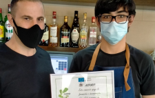 Antonio enseñando su diploma junto a su profesor