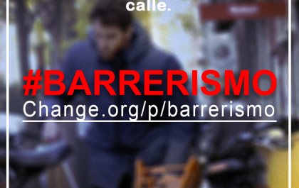 Imagen de la campaña 'Barrerismo' en la que se ve a Jota tras el letrero de #BARRERISMO Change.org/p/barrerismo