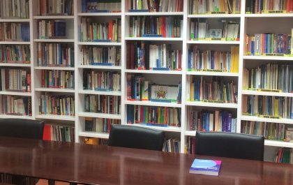 Imagen de la biblioteca actual de Fundación ONCE con estanterías llenas de libros 