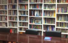 Imagen de la biblioteca actual de Fundación ONCE con estanterías llenas de libros
