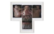 Obra de Close Chuck en la que se ve una cara dividida en tres partes de un hombre con bigote