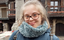 Foto de Irene con abrigo y sonriente